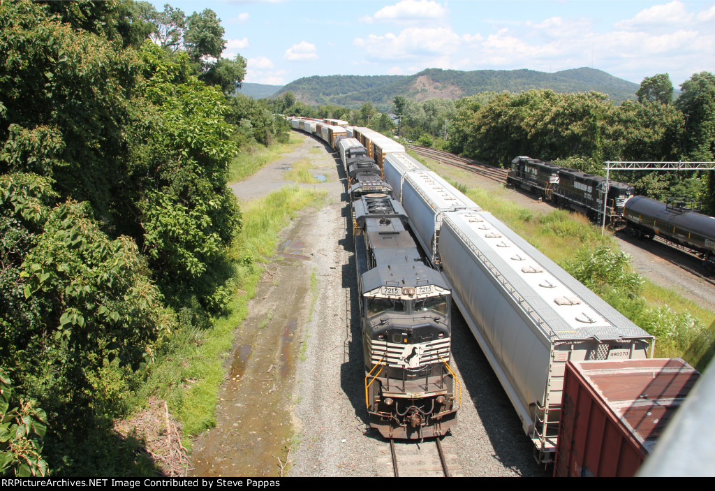 NS 7215 leads train 18N into Enola yard